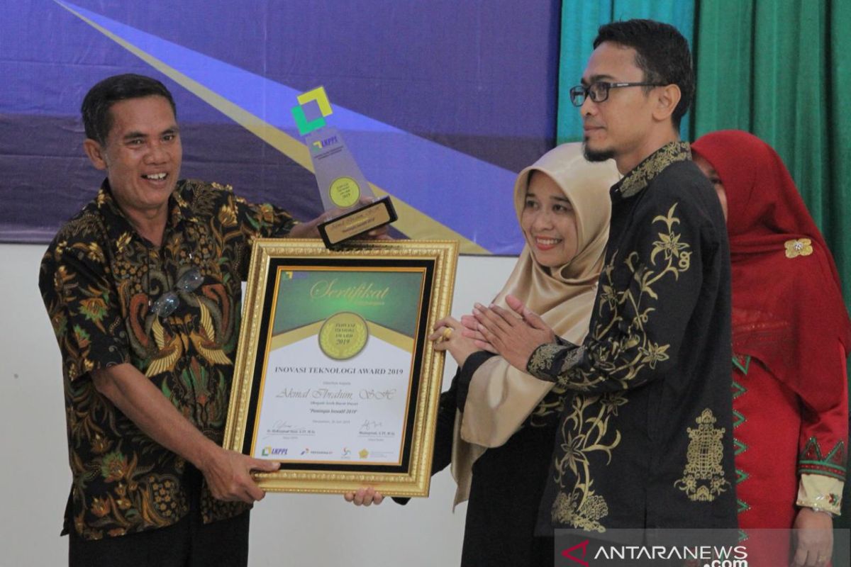 Bupati Akmal Ibrahim terima Award Pemimpin Inovatif