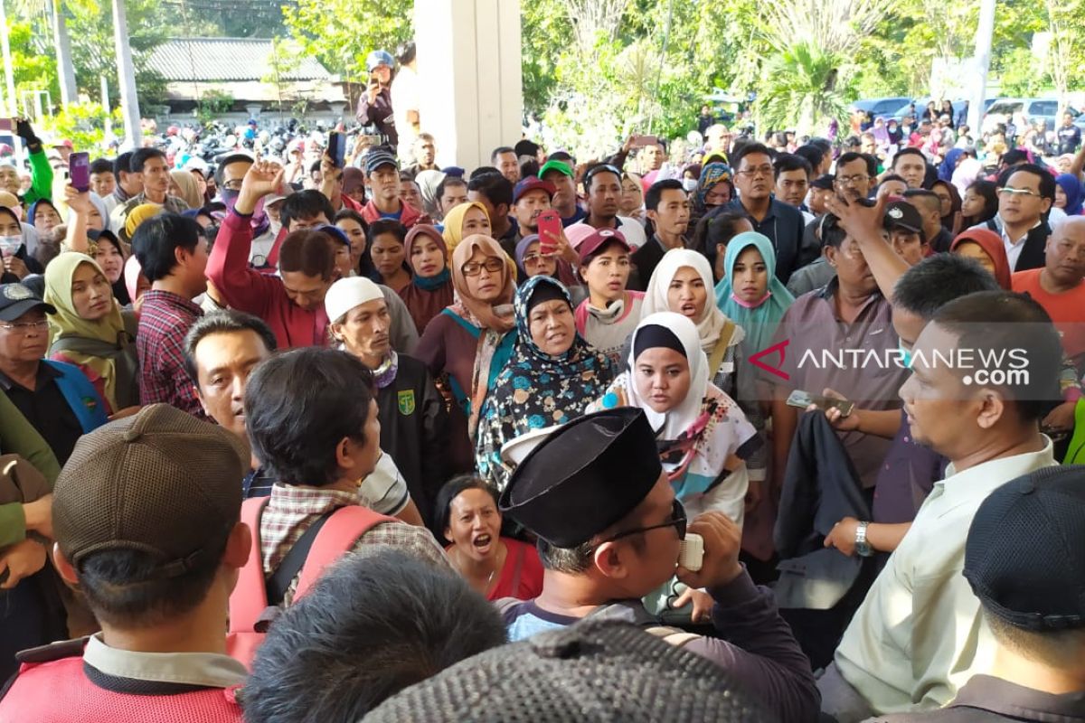 Protes PPDB di Dispendik Surabaya nyaris ricuh (Video)