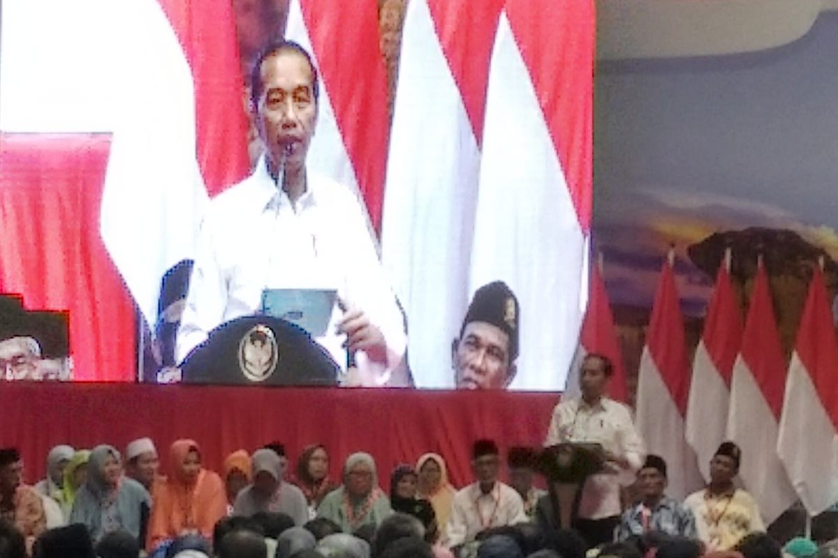 Jokowi minta masyarakat Gresik untuk hati-hati pegang sertifikat tanah