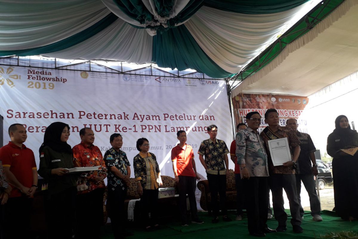 Dirjen Kementan serahkan sertifikat kepada enam peternak ayam di Lampung