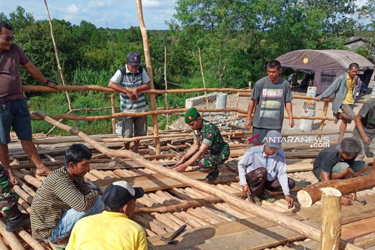 Jembatan amblas, prajurit TNI bangun jembatan darurat Mesuji