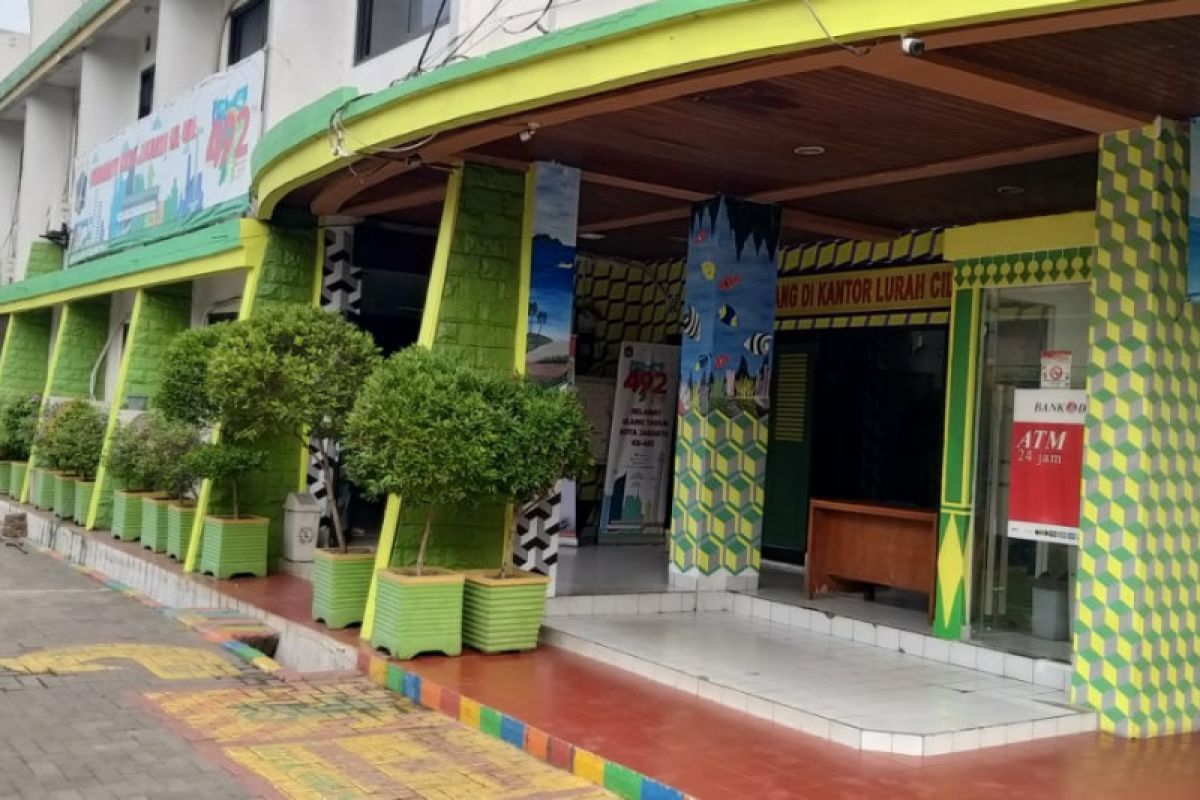 Sejumlah Kantor Kelurahan di Jakarta Utara dihias jelang HUT Jakarta
