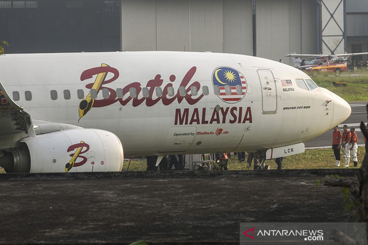 Pesawat Malindo keluar landasan pacu di Bandara Husein Sastranegara