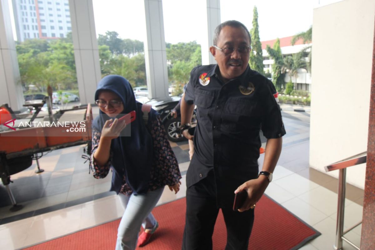 Ketua DPRD Surabaya diperiksa kejaksaan selama enam jam