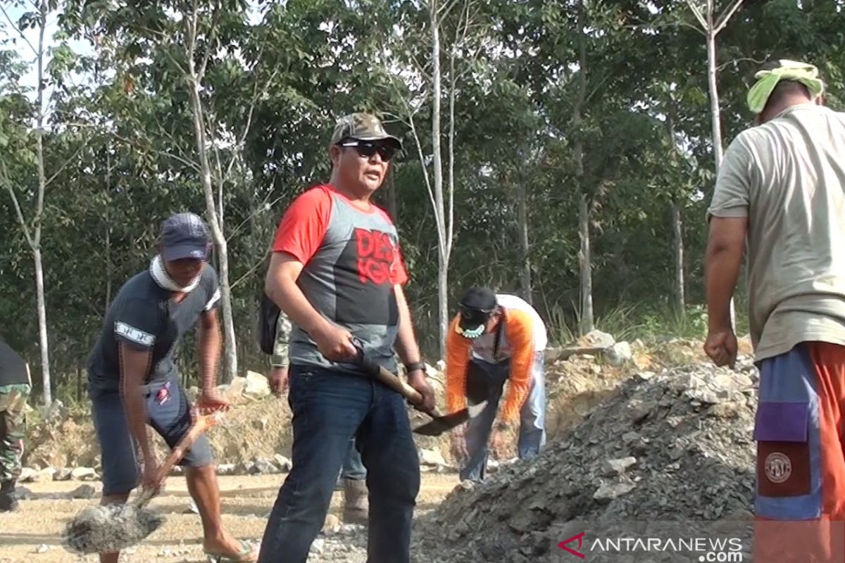 Gubernur targetkan Jalan poros Banjarbaru-Tanah Bumbu bisa dilalui 2020