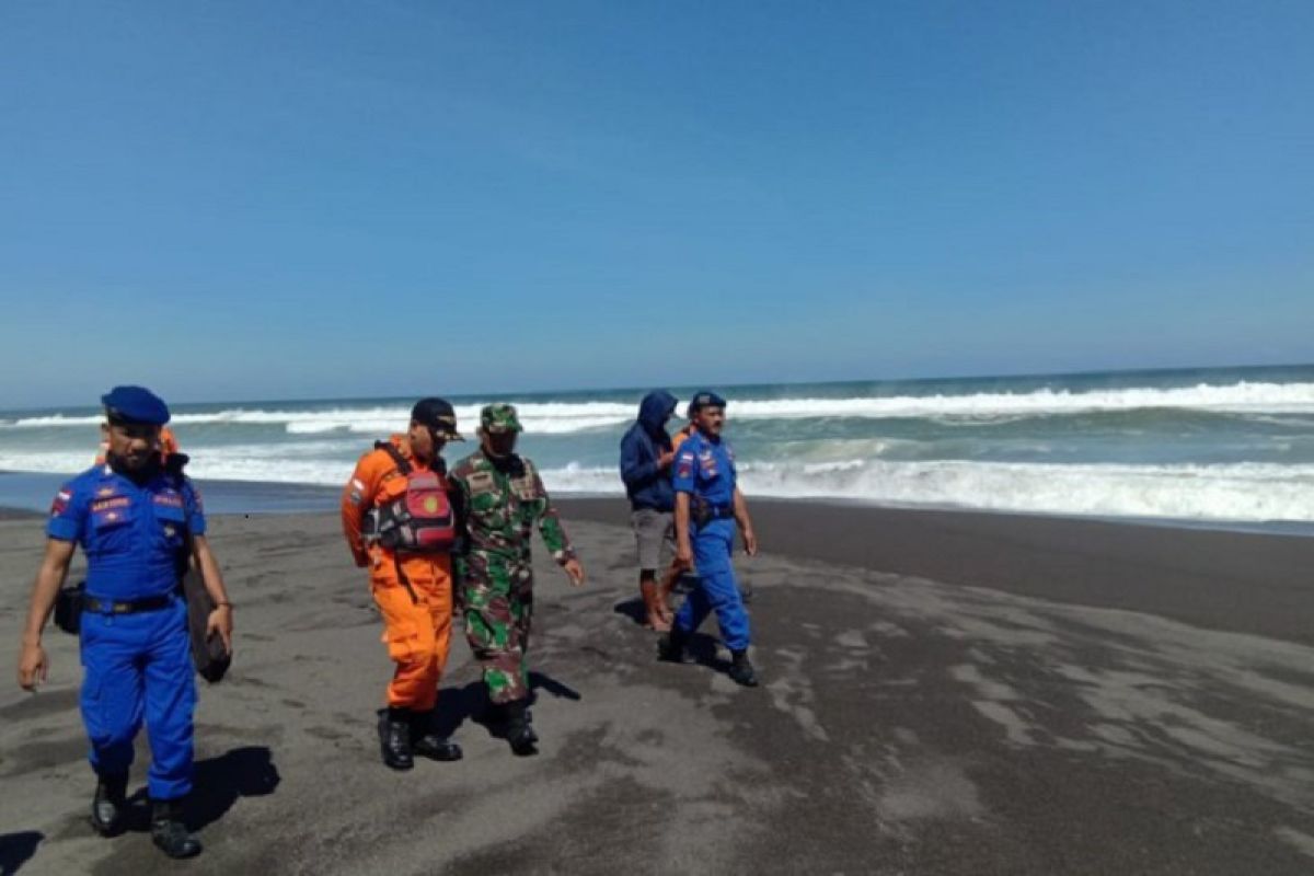 Lima wisatawan terseret ombak Pantai Baru, Yogyakarta dua orang masih pencarian