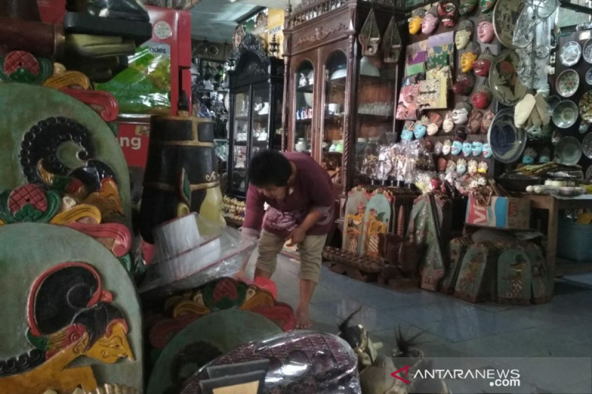 Keberadaan tenda pasar malam dikeluhkan pedagang Pasar Triwindu