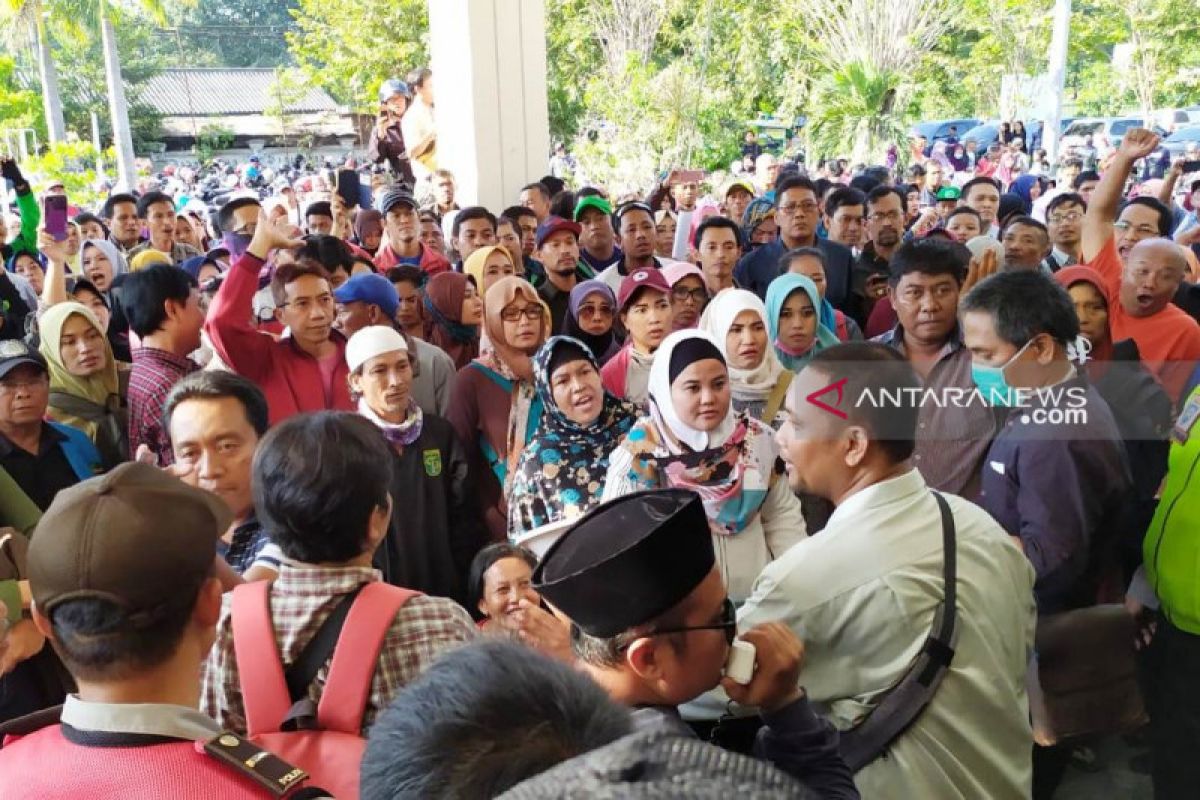 Pemrotes PPDB zonasi di Surabaya terlibat saling dorong dengan petugas