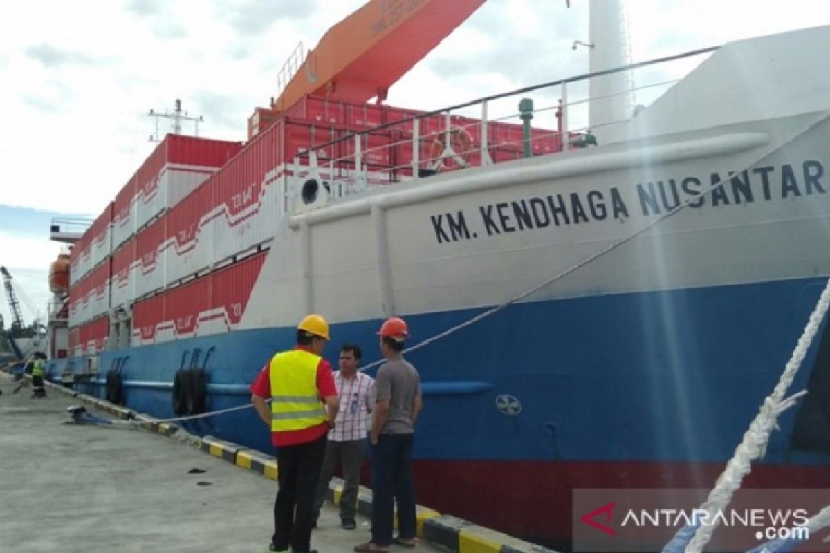 Kapal kontainer KM Kendhaga Nusantara 2 tol laut kunjungan perdana ke Gunungsitoli, Sumut