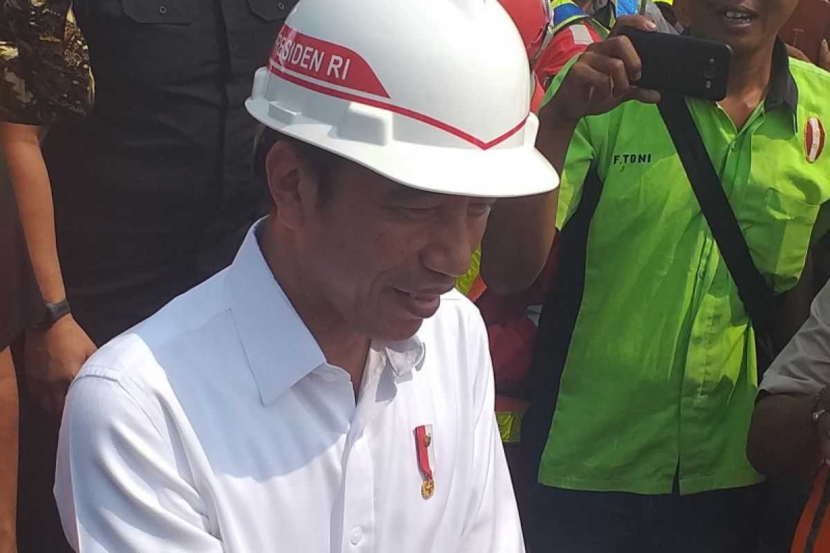 Presiden Jokowi dapat ucapan ulang tahun dari pekerja proyek