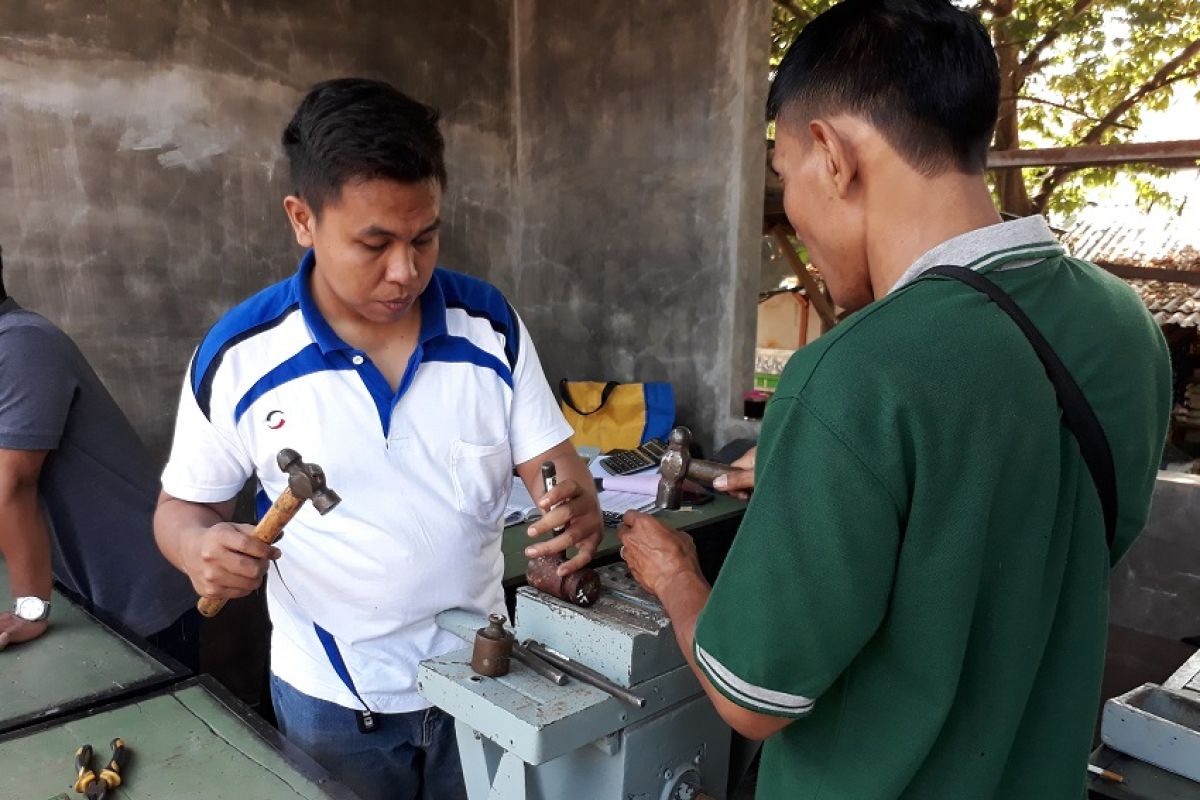 Dinas Perdagangan Kediri tera ulang timbangan pedagang