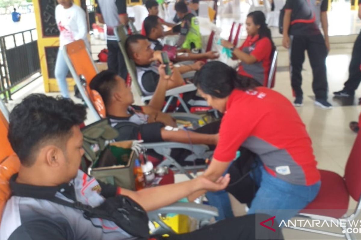 Polres Pulau Ambon gelar jalan santai dan donor darah HUT Bhayangkara