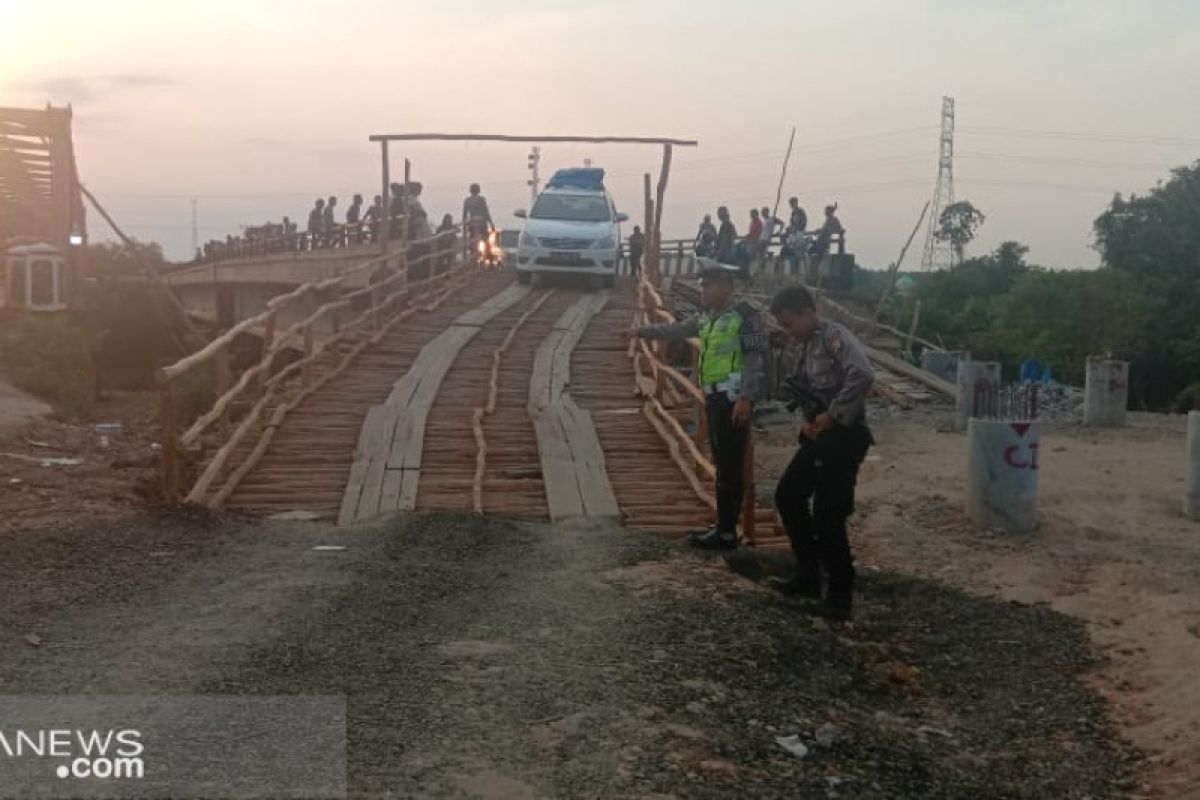 Dua jembatan di Way Mesuji Pematang Panggang yang ambles bisa dilintasi