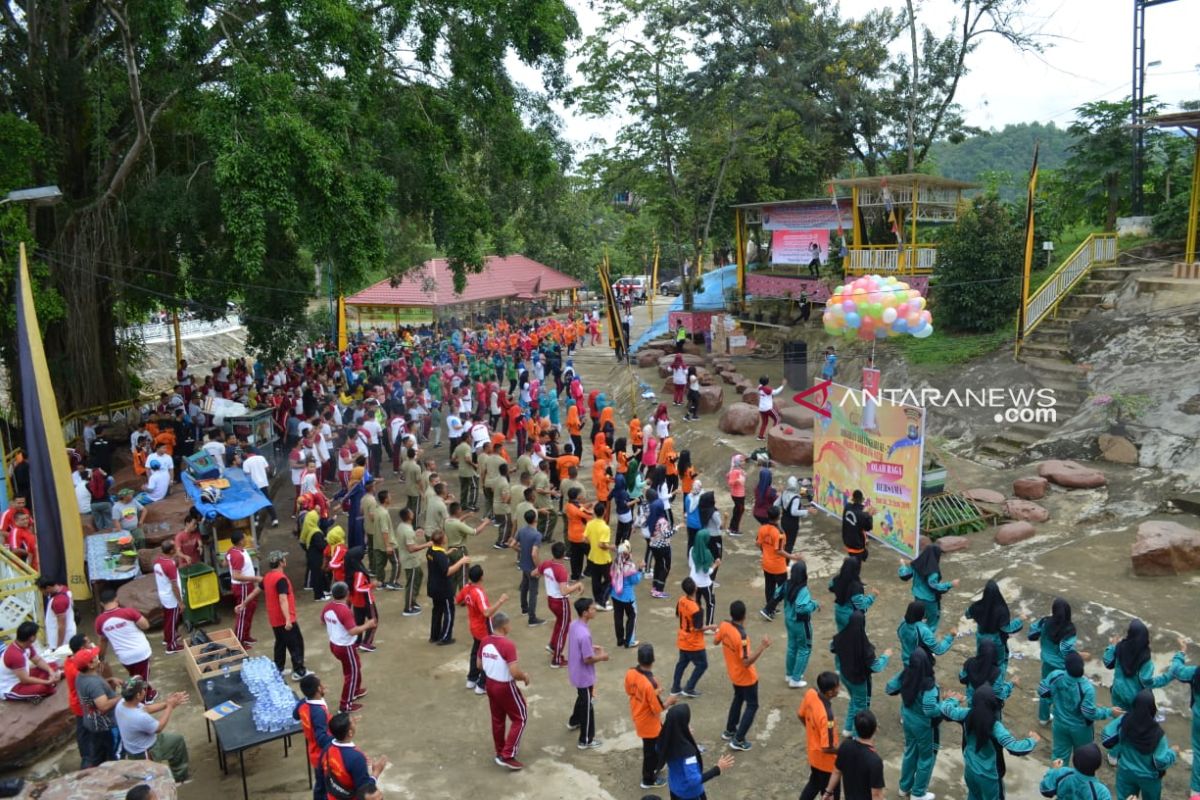 HUT Bhayangkara di Madina diwarnai jalan santai dan senam bersama