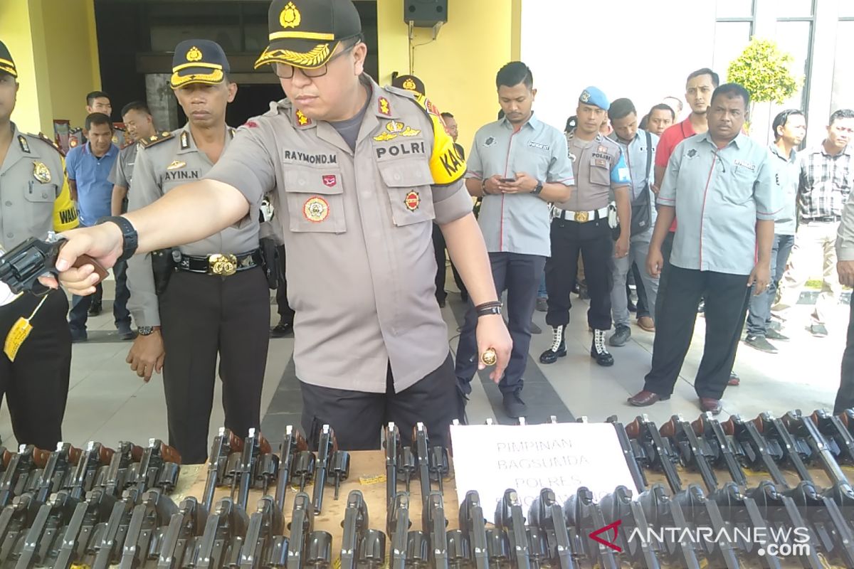 Kapolres singkawang periksa kendaraan dan senjata api anggota