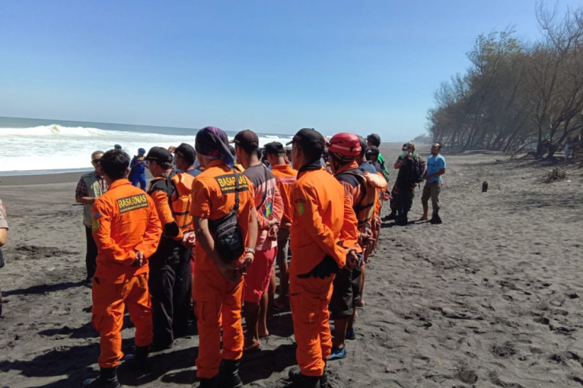 Tim SAR lanjutkan pencarian dua wisatawan terseret ombak Pantai Bantul