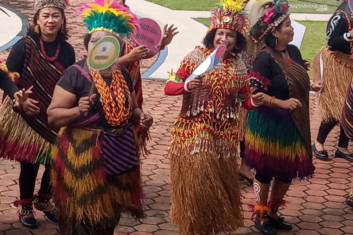 Defile budaya meriahkan Jambore PKK di Manokwari