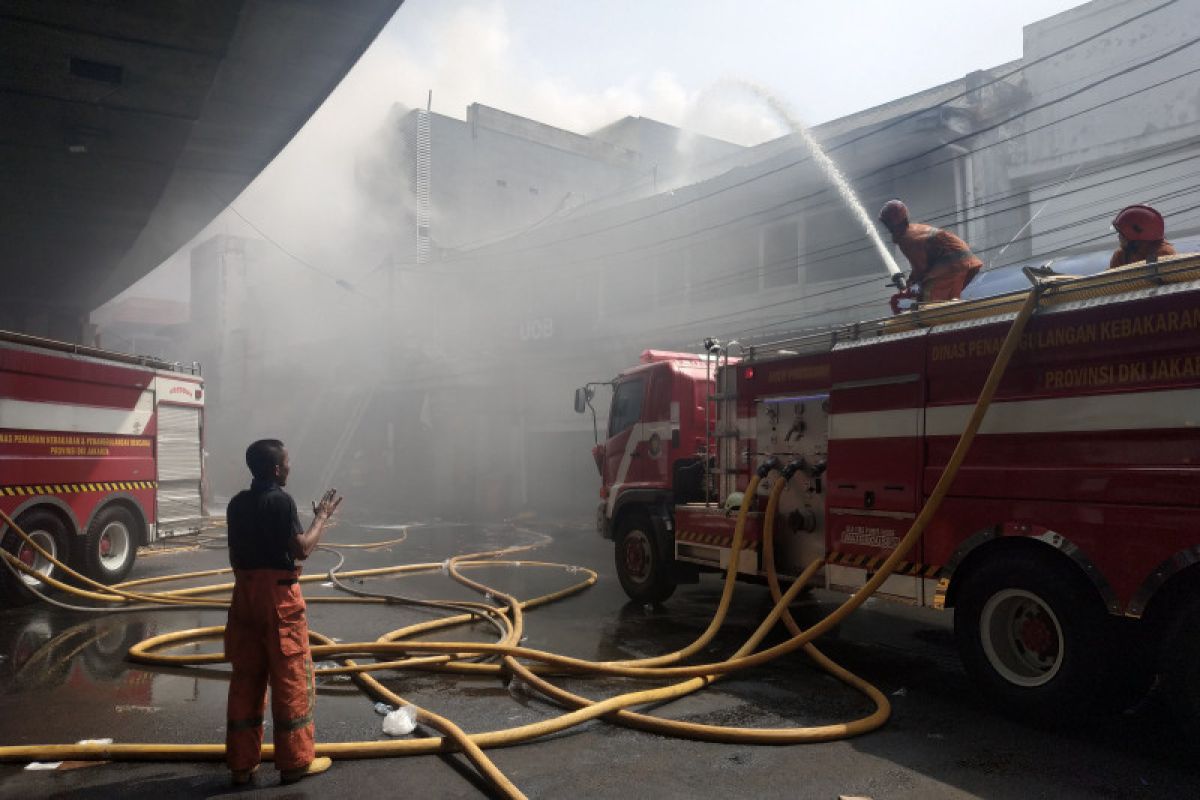 Gudang kembang api terbakar