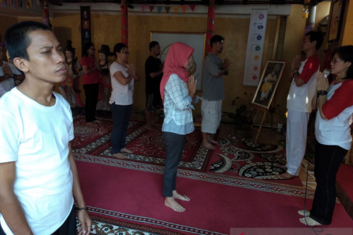 Puluhan peserta mengikuti peringatan Hari Yoga Internasional di Sleman