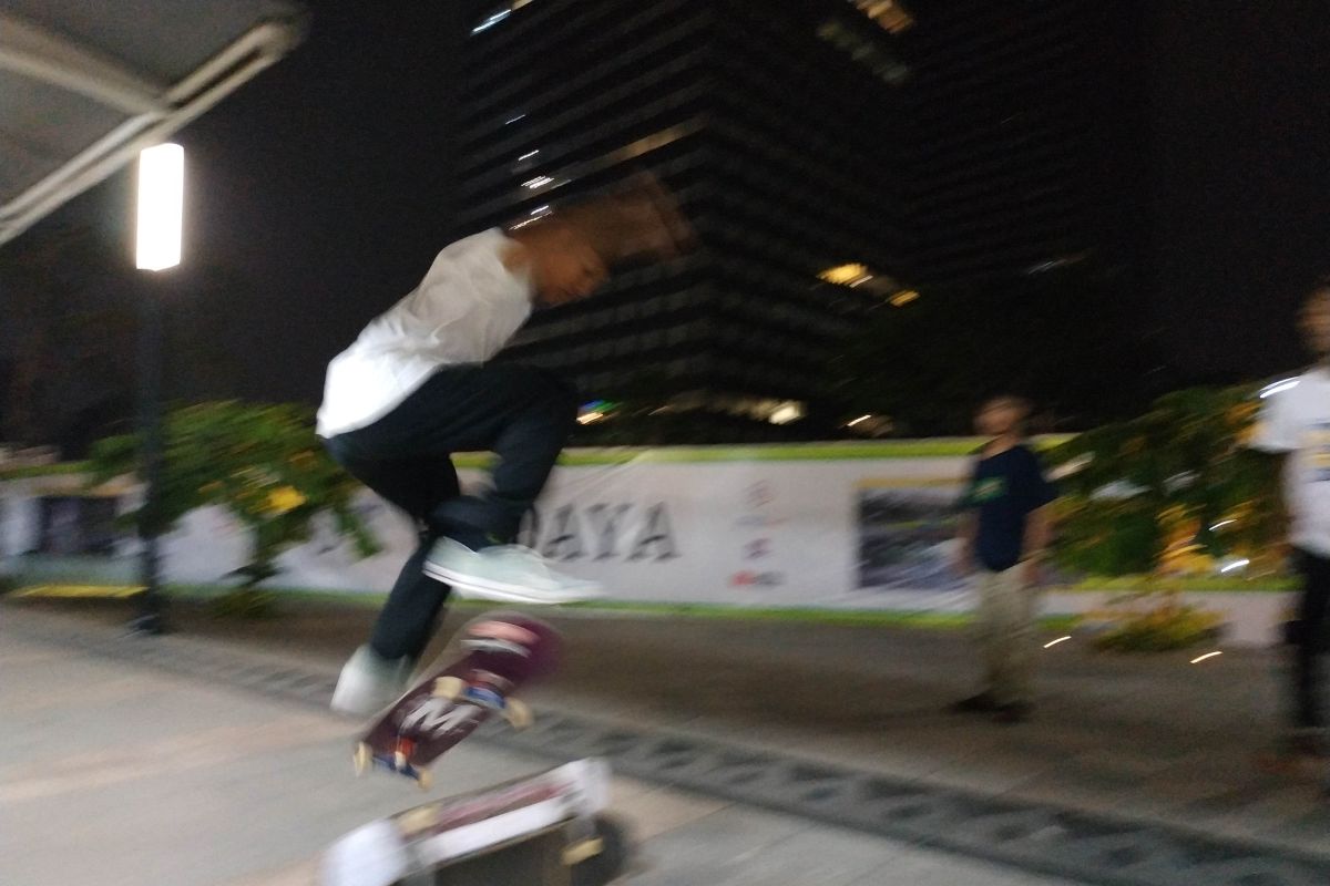 Komunitas skateboard ikut ramaikan malam HUT Jakarta di Dukuh Atas