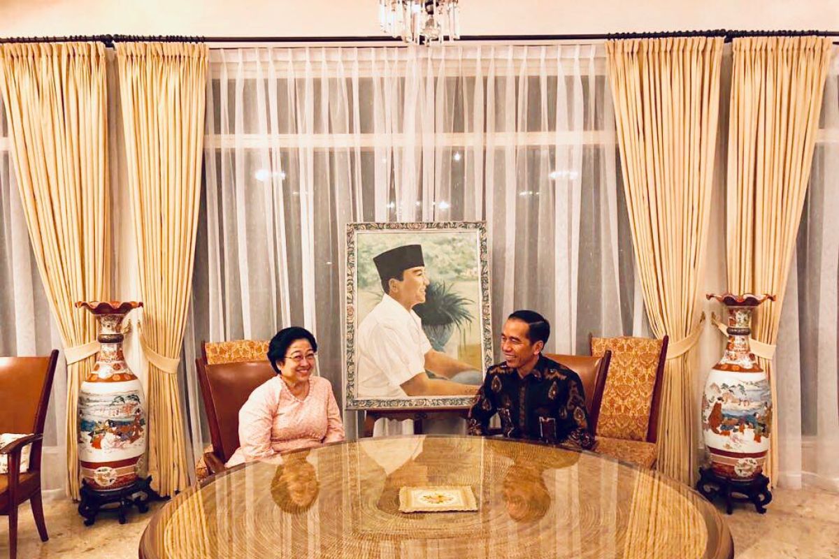 Presiden Jokowi mendapat ucapan selamat ulang tahun dari Megawati dan PDIP