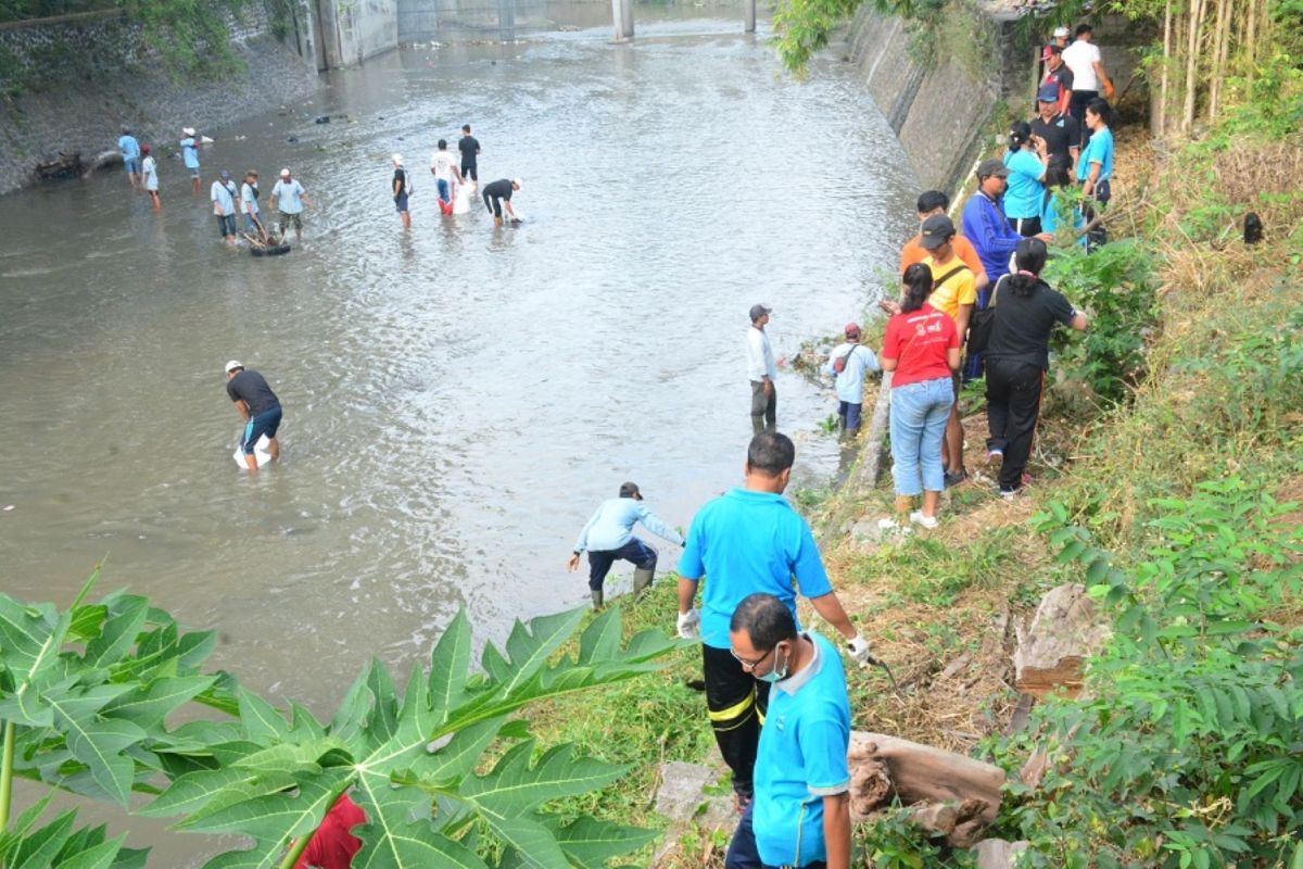 PDAM Denpasar gelar aksi bersih sungai Badung