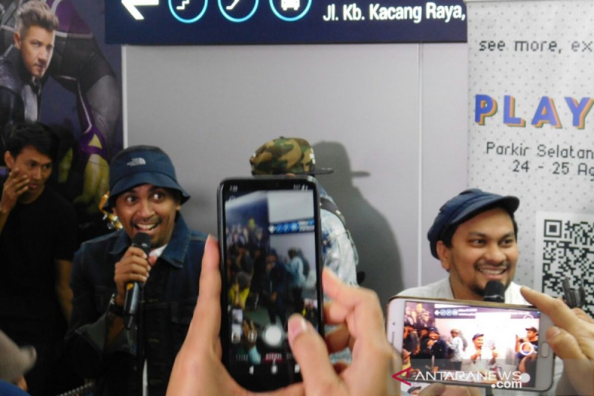 Glenn Fredly dan Tompi ngamen  di stasiun MRT