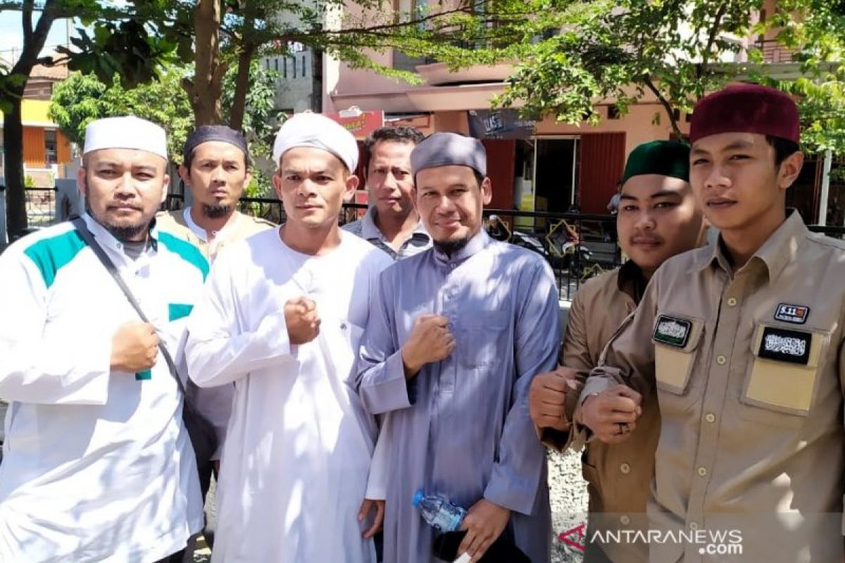 Rahmat dibawa ke Polda Jabar karena dugaan penyebaran hoaks