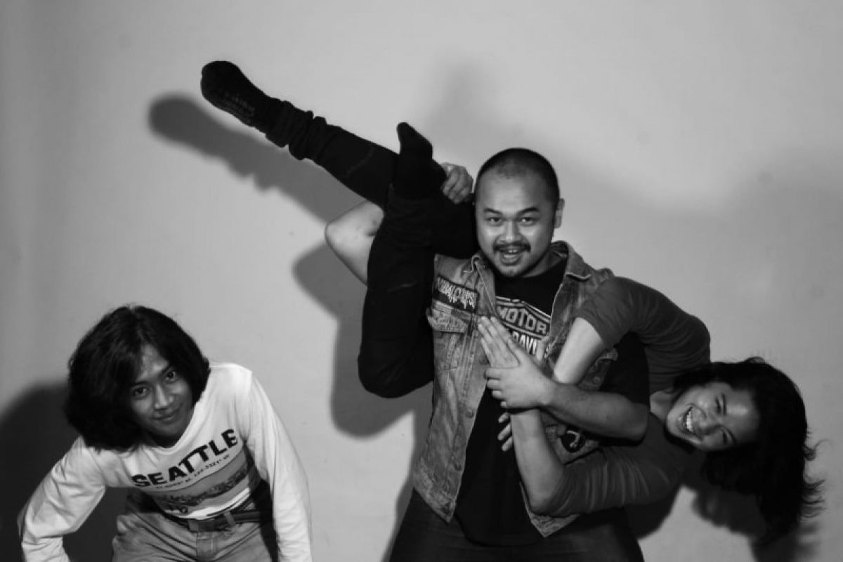 Trio grunge Reaksi rilis lagu "Tragis"