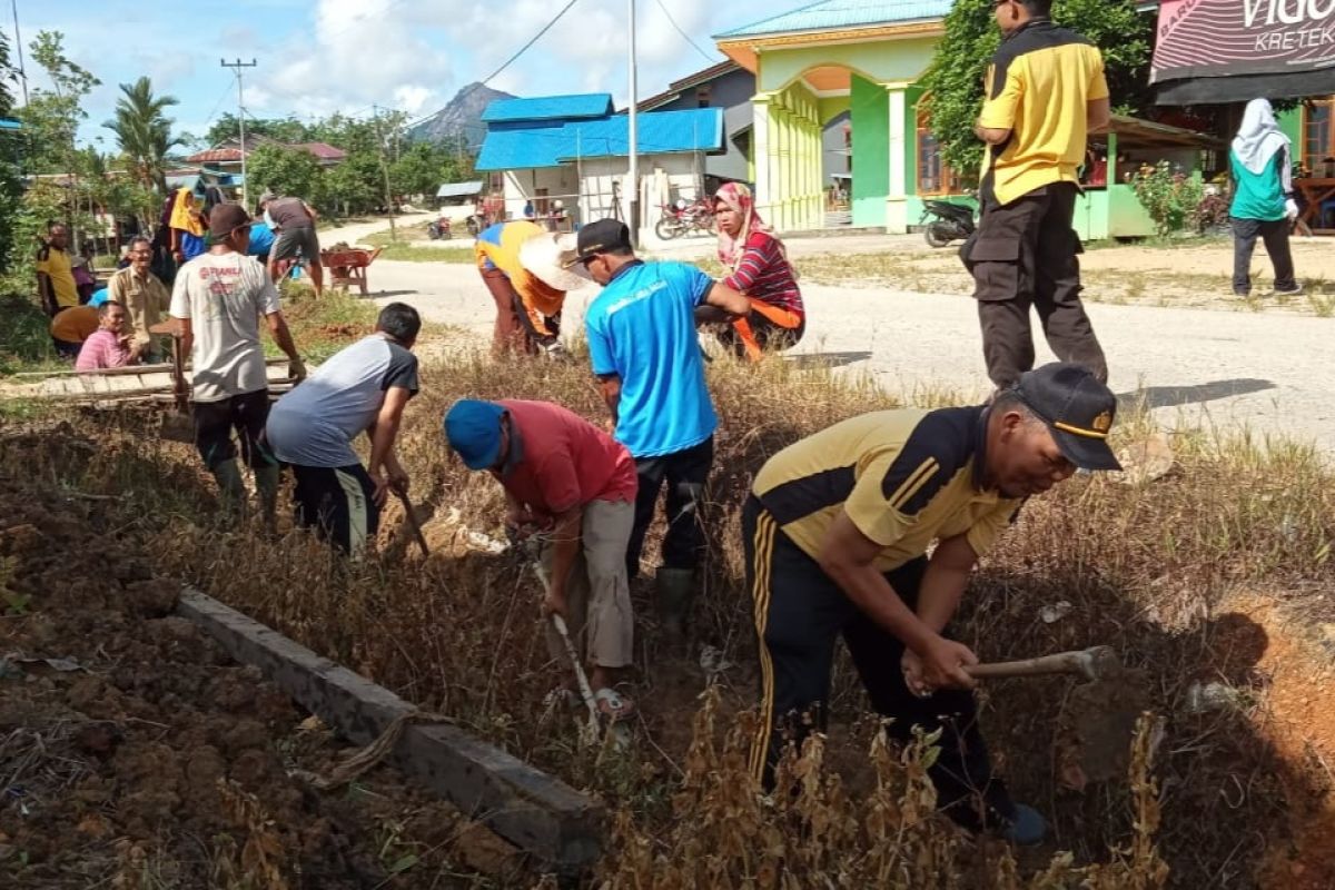 Polisi dan warga Sasan lestarikan budaya gotong royong