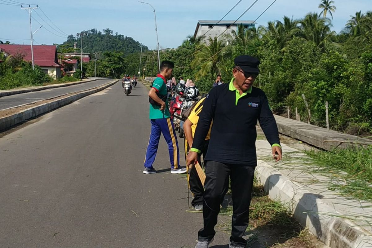 Bupati Citra turun langsung bersihkan lingkungan kantor