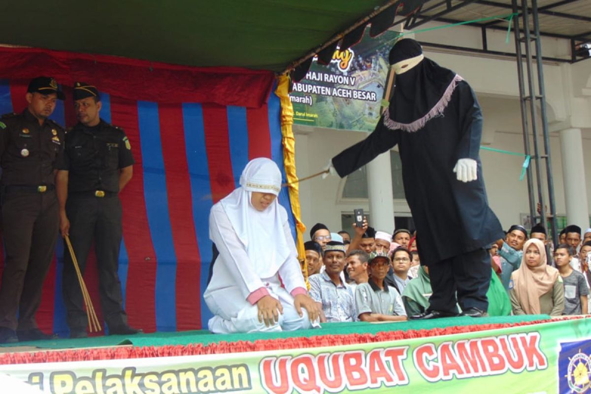 Aceh Besar hukum  tiga pelanggar syariat Islam dengan cambuk 285 kali