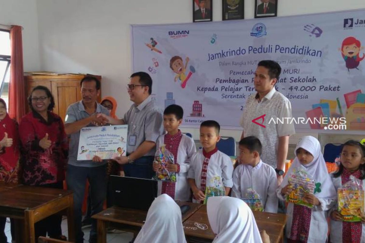 Jamkrindo Palembang salurkan bantuan 500 paket alat sekolah