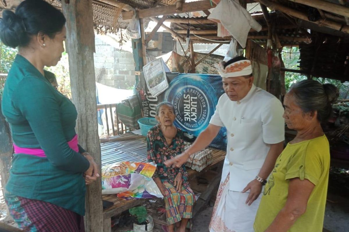 Dinas Sosial Bali bantu nenek yang hidup di gubuk reyot