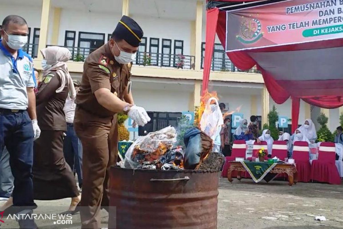 Dari 38 kasus narkoba, Kejari Pariaman musnahkan lebih 40 kilogram barang bukti