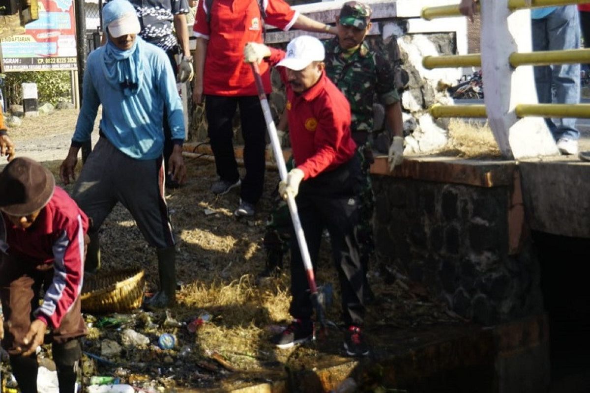 Bupati Pati Haryanto gulirkan gerakan pungut sampah