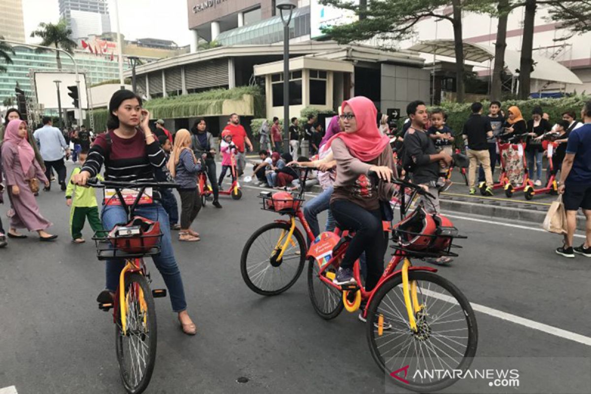 Perayaan HUT DKI Jakarta, warga serbu otopet listrik