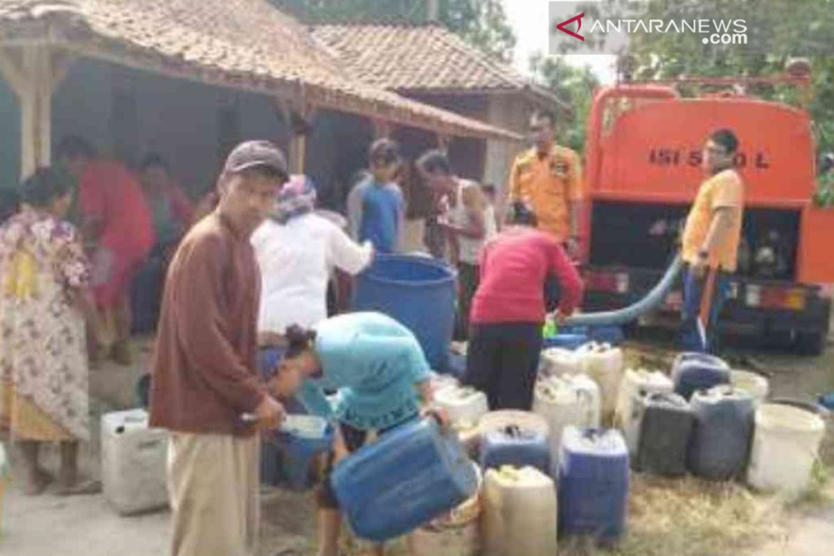 BPBD Bekasi salurkan air bersih ke kampung Cihoe akibat kekeringan