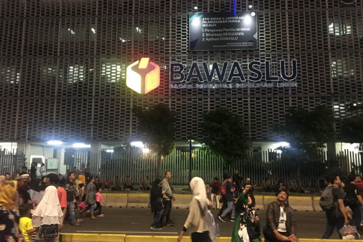 Gedung Bawaslu jadi spot foto warga saat rayakan HUT Jakarta