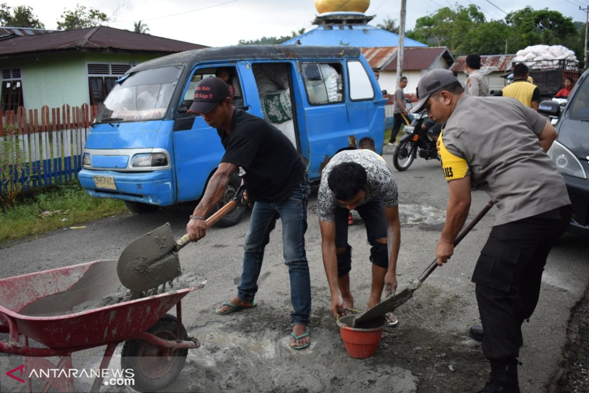 Warga protes tanam pisang di jalan transSulawesi di Luwuk