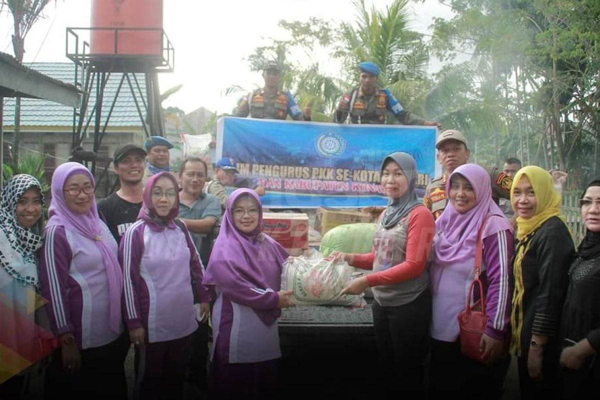 TP-PKK Kendari salurkan bantuan korban banjir Konawe