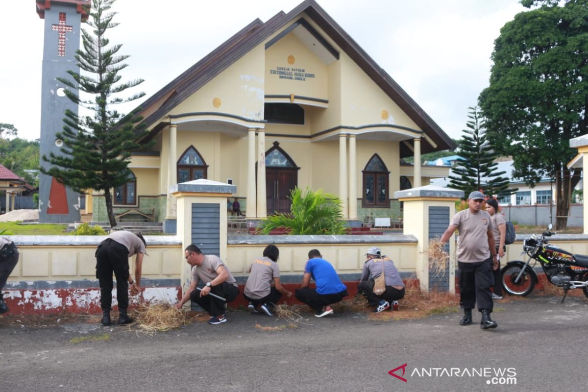 Polres Kepulauan Tanimbar bersihkan rumah ibadah sambut HUT Bhayangkara