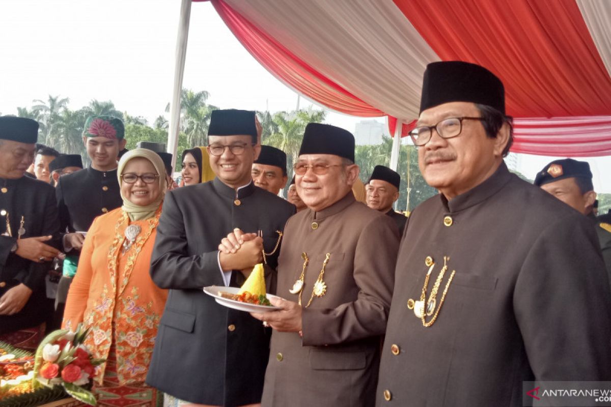 Potongan tumpeng HUT Kota Jakarta diberikan Anis kepada Nachrowi