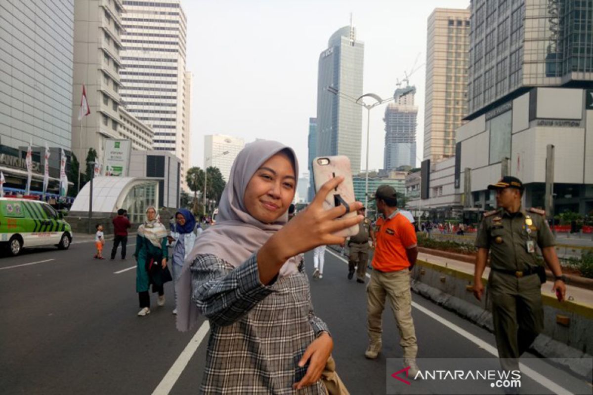 Jelang perayaan HUT Jakarta, warga berfoto ria di Bundaran HI