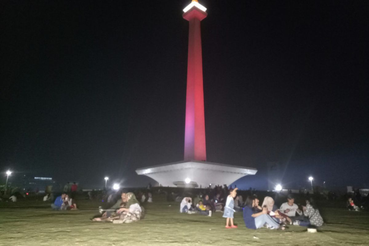 Kawasan HI padat, warga rayakan HUT Jakarta di Monas