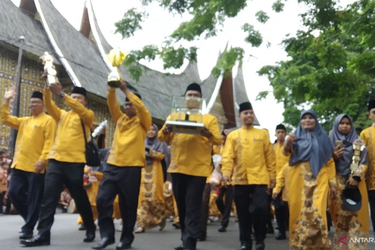 Wujud rasa syukur, piala bergilir MTQ Sumbar diarak keliling Kota Batusangkar