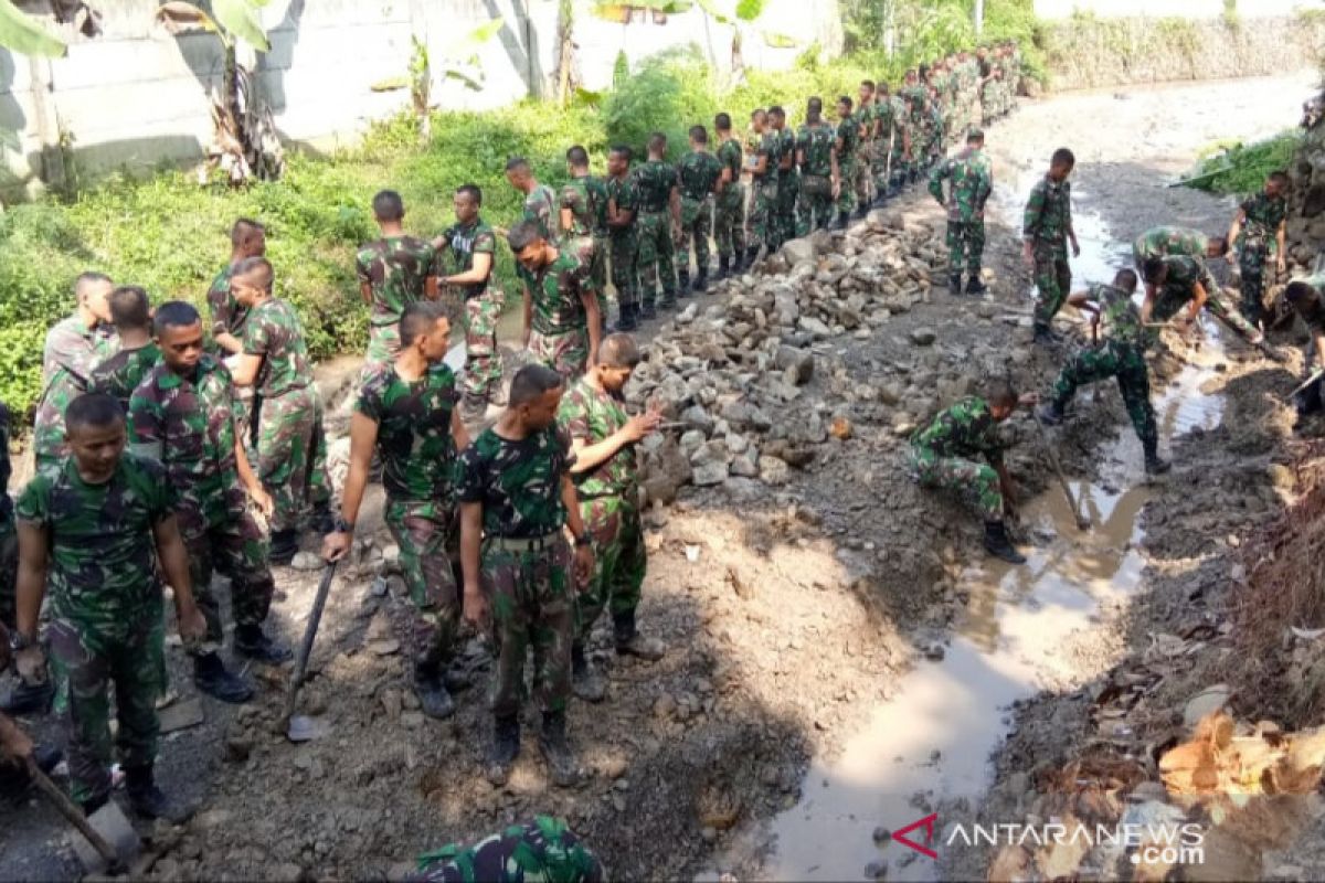 Prajuri Zeni TNI AD perbaiki turap sungai Cipancar di Bogor