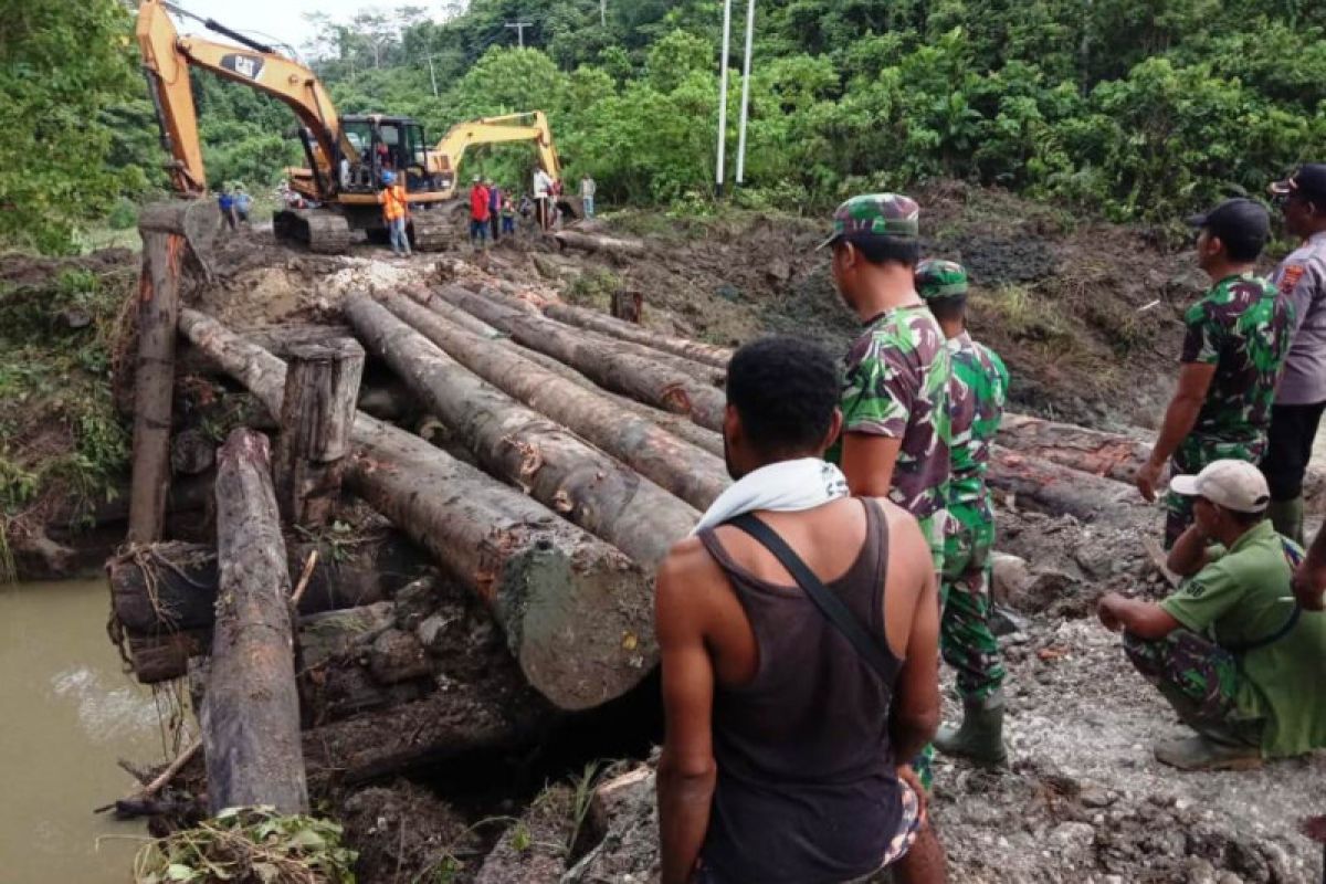 TNI-Polri dan warga bangun jembatan darurat di Kampung SP 1 Sarmi