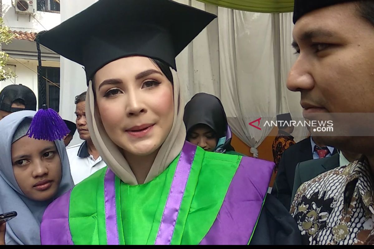 Arumi Bachsin  selesaikan sarjana di IAIN Tulungagung