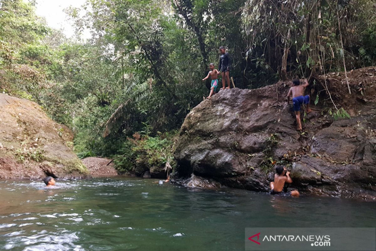 Objek wisata air terjun dan pemandian Tanjung Belit mempesona wisatawan